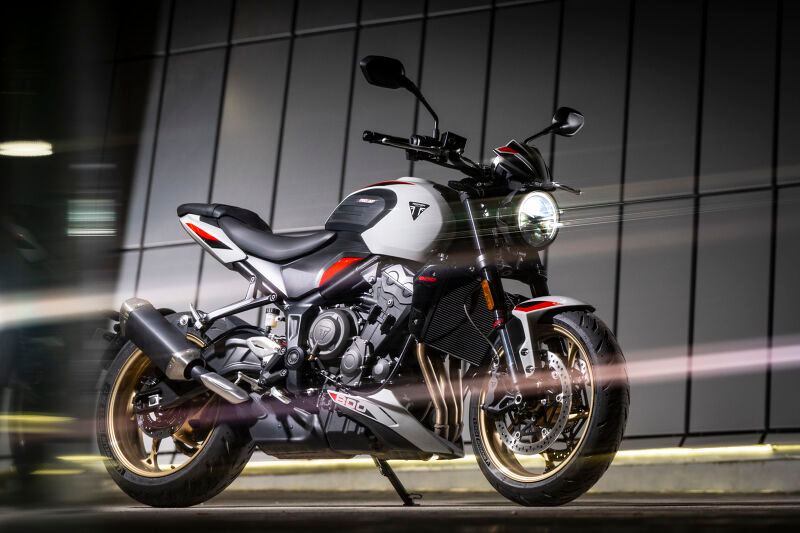 New Triumph Trident 800. Un roadster 3 cylindres, polyvalent et différent, aux performances de premier ordre. Vous aussi, réservez votre essai !