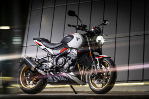 New Triumph Trident 800. Un roadster 3 cylindres, polyvalent et différent, aux performances de premier ordre. Vous aussi, réservez votre essai !