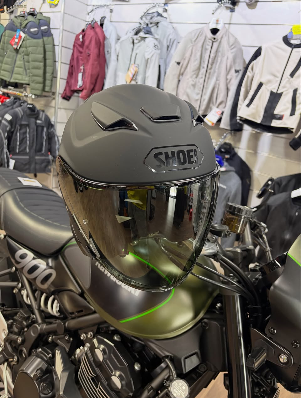SHOEI J-CRUISE 3 FULL BLACK  Édition limitée Écran noir inclus Le style SHOEI, en 100 % black !