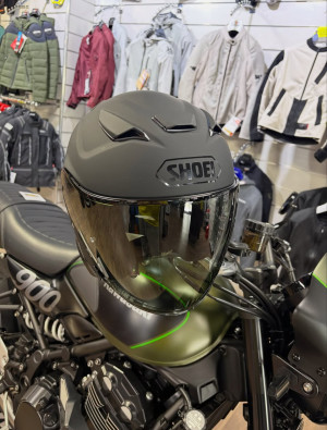 SHOEI J-CRUISE 3 FULL BLACK  Édition limitée Écran noir inclus Le style SHOEI, en 100 % black !